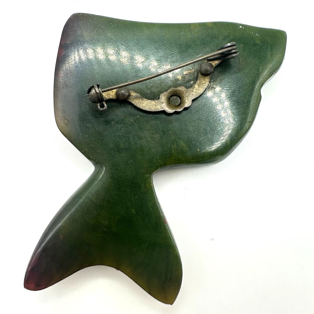 Antique vintage 1930s 1940s carved hand painted green Bakelite fish brooch - Picture 6 of 8